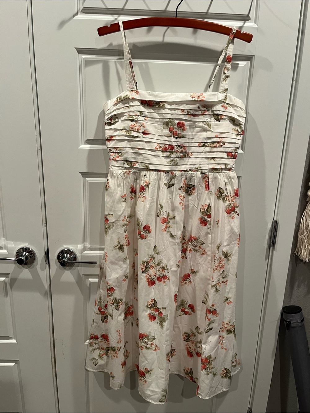 Abercrombie & Fitch White Floral Spaghetti-Strap Sundress with vintage look